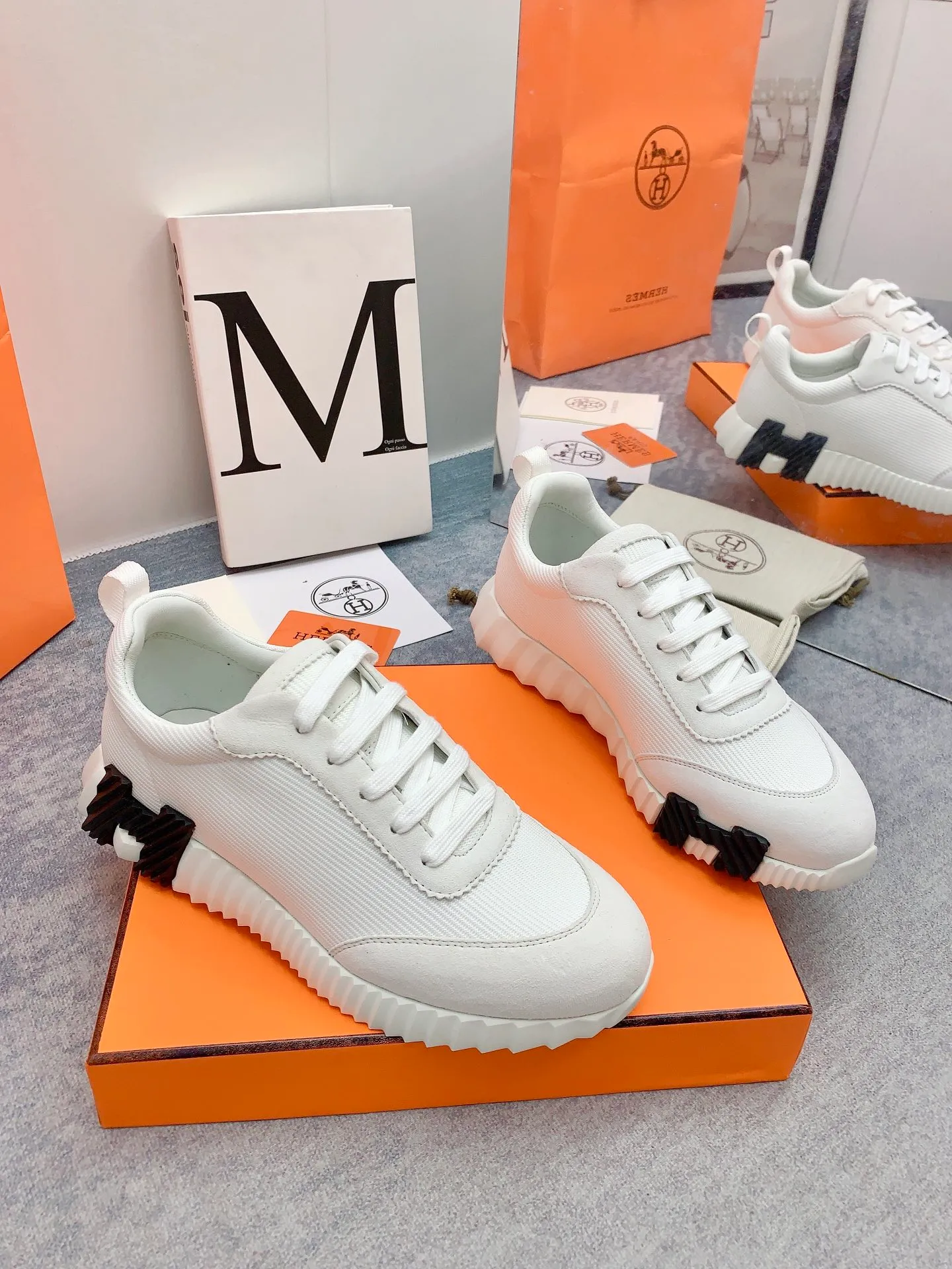 👟👟Ex-factory price 640👟👟 [Hermes] New Bouncing Couple 👫Sneakers. The most comfortable shoes from Hermès, no one else⃣️. They are very light on the feet and very beautiful. You will not feel tired when you go shopping and running around. 👍 The overall suede leather feels very good, very beautiful and very versatile. It is very light, comfortable and extremely light, suitable for both sports and leisure. It feels great to step on! 30+ men's and women's color combinations. You can choose, there will always be what you want~ ✅Fabric: Imported high mercerized sheep + original rain velvet ✅Inner: Imported silk sheepskin for lining insole ✅Outsole: Seamless combination of IP+TPU (multi-color letters) German technology irradiation machine ✅Code number: 35-41 for women and 38-46 for men (41 for women, 45.46 for men, customized and non-returnable)